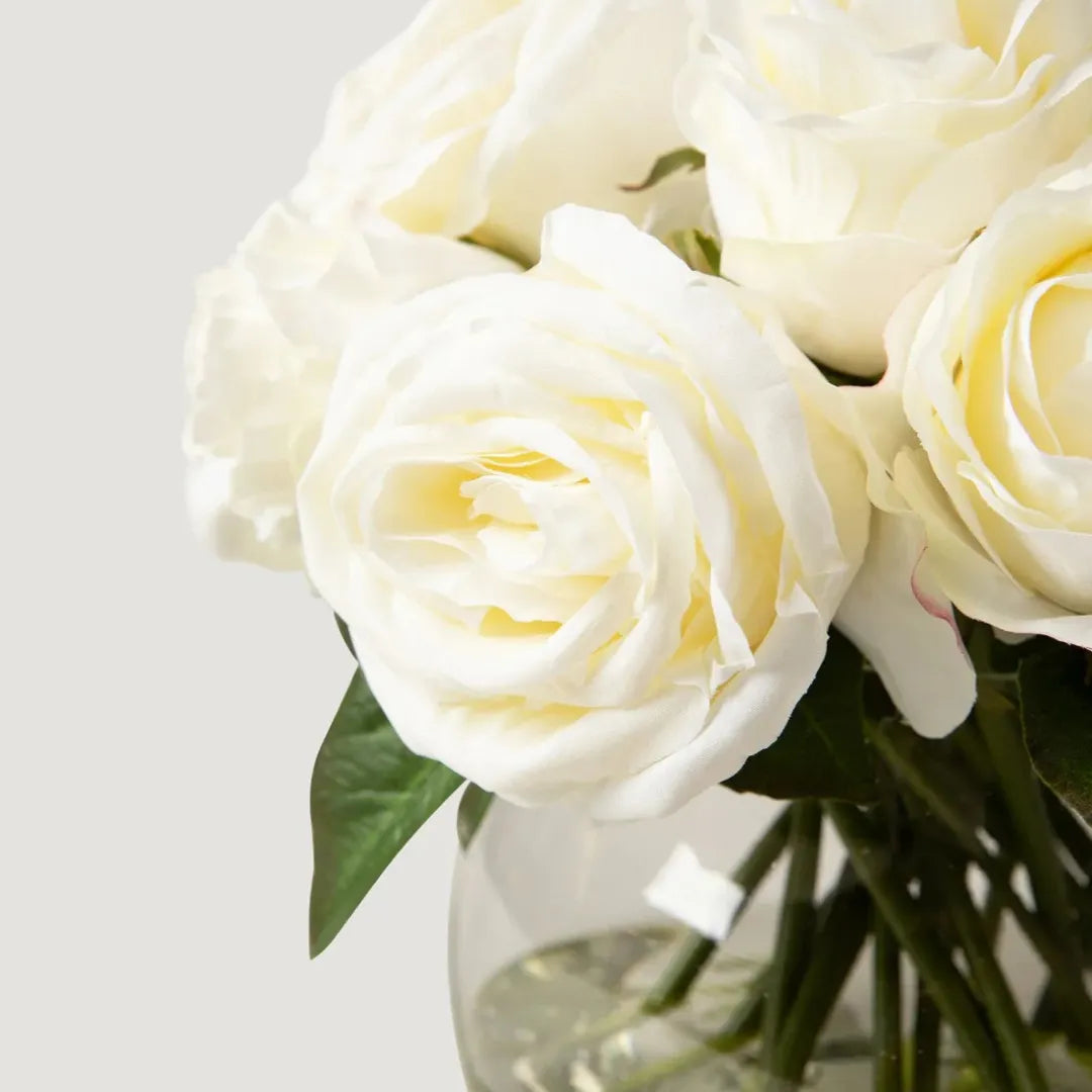 arranjo-de-rosas-artificiais-brancas-realistas