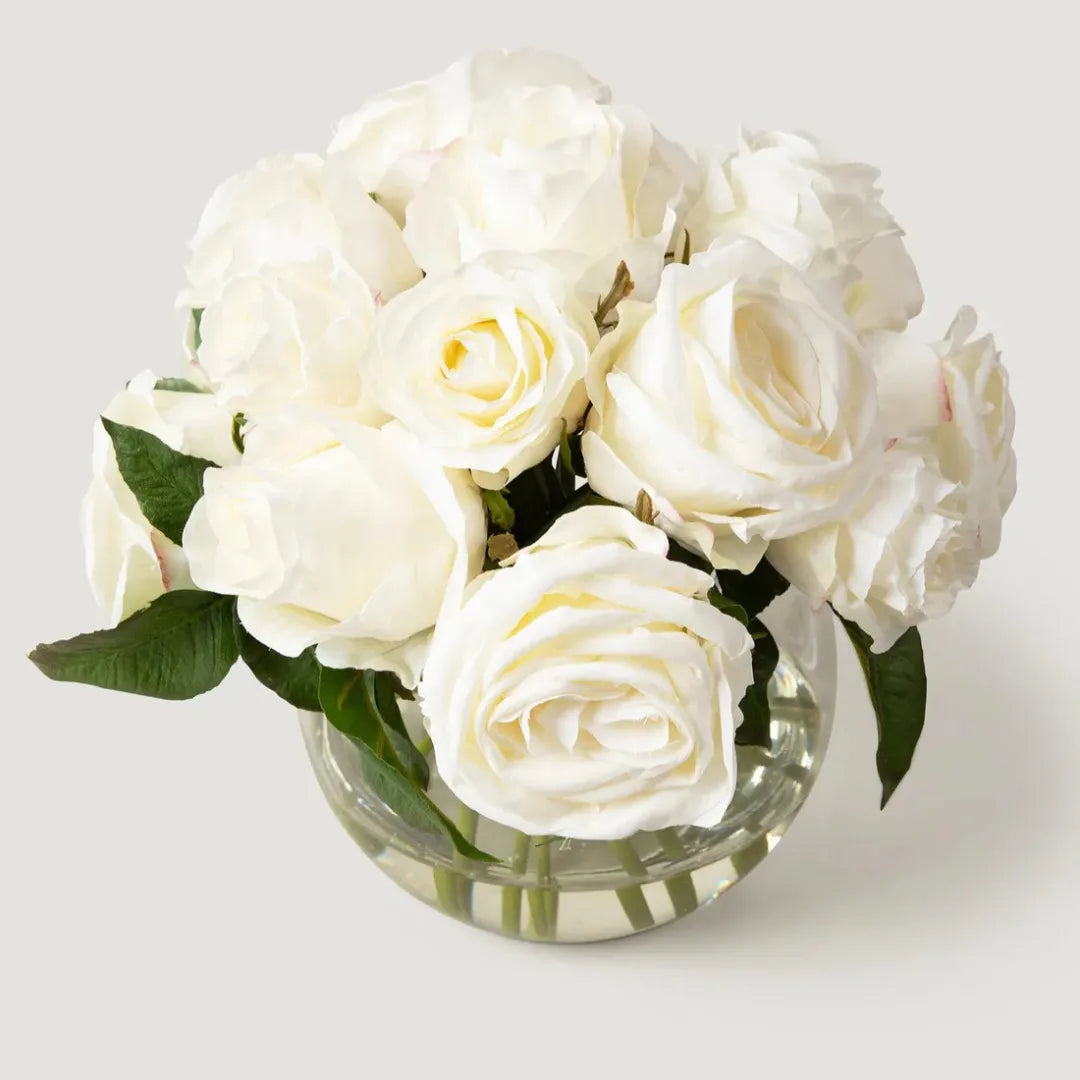 arranjo-de-rosas-artificiais-brancas-realistas